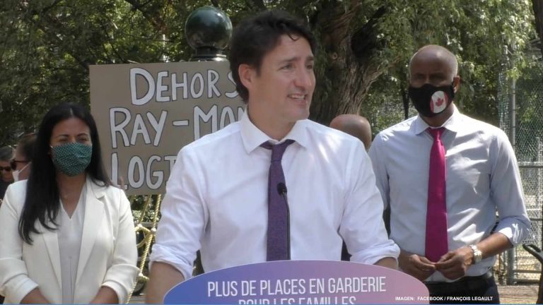 Foto Trudeau vacu obliga