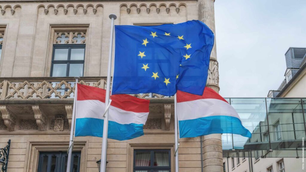 European Union and Luxembourg flags waving in front of the Chamb